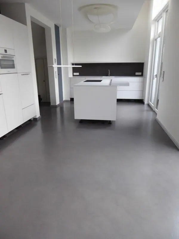Bodenleger bei der Arbeit - Professionelle Linoleumverlegung