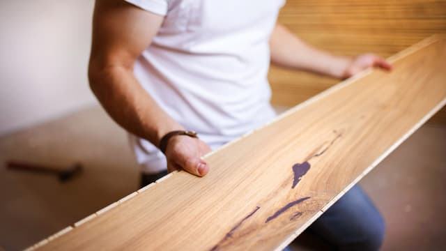 Parkettleger bei der Arbeit - Professionelle Parkettverlegung